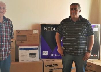 La donación es de dos equipos de aire acondicionado, un televisor de última tecnología y una computadora completa con impresora