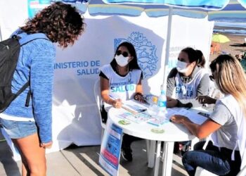 El gobernador Axel Kicillof anunció que en la temporada se va a vacunar "playa por playa" en la costa bonaerense