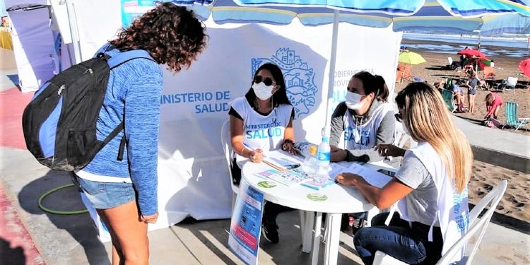 El gobernador Axel Kicillof anunció que en la temporada se va a vacunar "playa por playa" en la costa bonaerense