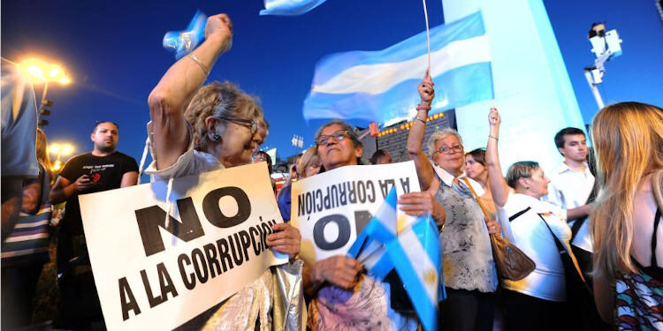 Aniversario de los sucesos de 2001: La larga marcha de los ciudadanos huérfanos de representación