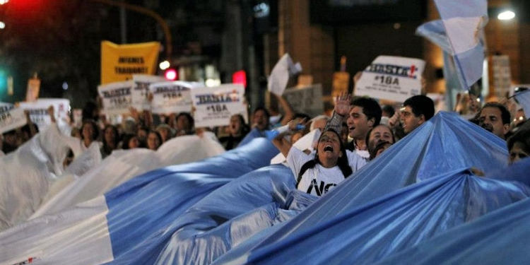 Cacerolazo protesta marcha