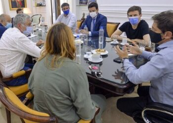 El Intendente de Monte Hermoso, Marcos Fernández, junto a otros jefes comunales, en la reunión con el Gobernador de la Provincia de Buenos Aires, Axel Kicillof