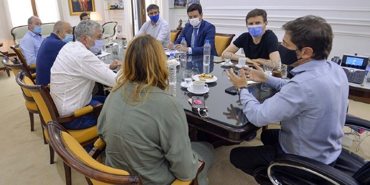 El Intendente de Monte Hermoso, Marcos Fernández, junto a otros jefes comunales, en la reunión con el Gobernador de la Provincia de Buenos Aires, Axel Kicillof