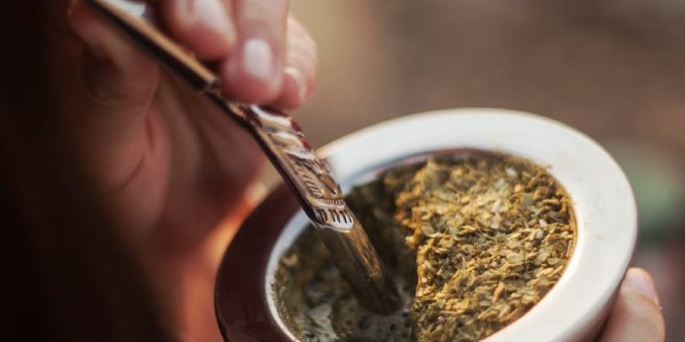 Fin de la polémica: ¿Sirven las infusiones para hidratarnos? ¿Es lo mismo tomar agua que mate?