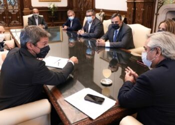 El gobierno anunció acuerdo con empresarios para congelar los precios del sector turístico en temporada