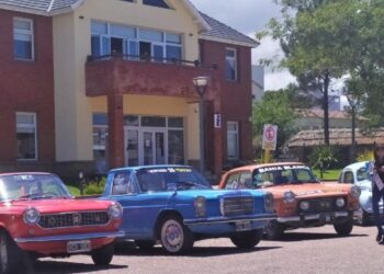 Impactante presencia de vehículos clásicos que sorprendió a los paseantes de Monte Hermoso