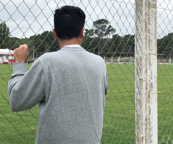 Lucas Burgoa en la cancha de Atlético Monte Hermoso