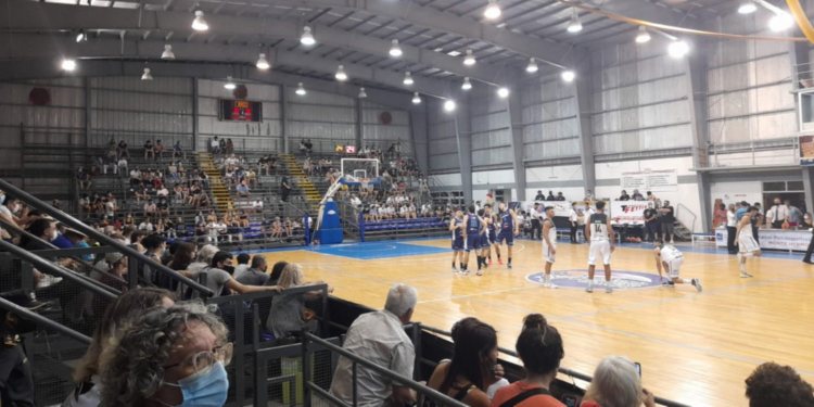 Polideportivo Municipal en el encuentro de Villa Mitre vs Bahía Básket