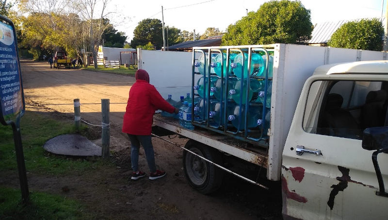 Reparto de agua potable en Sauce Grande