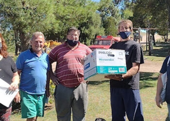 Entrega de microondas para Bomberos de Sauce Grande