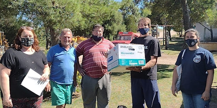 Entrega de microondas para Bomberos de Sauce Grande