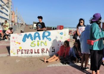 Manifestantes contra petroleras