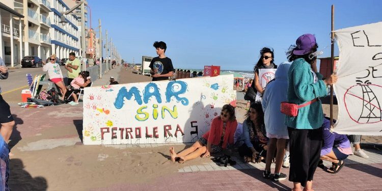 Manifestantes contra petroleras