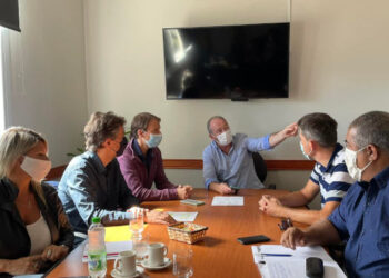 Marcos Fernández con autoridades de la Universidad Provincial del Sudoeste y de PAMI