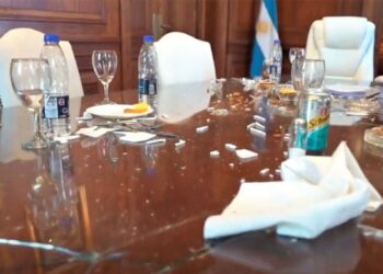 Apedrearon la oficina de la Vicepresidenta Cristina Fernández de Kirchner