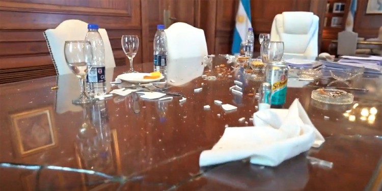 Apedrearon la oficina de la Vicepresidenta Cristina Fernández de Kirchner