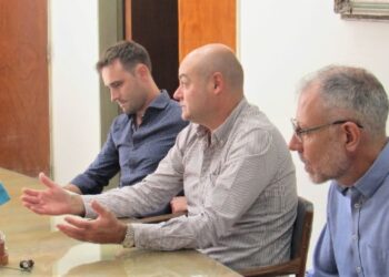 Raúl Reyes, Lucas Errazquin y Walter Lagos, en conferencia de prensa
