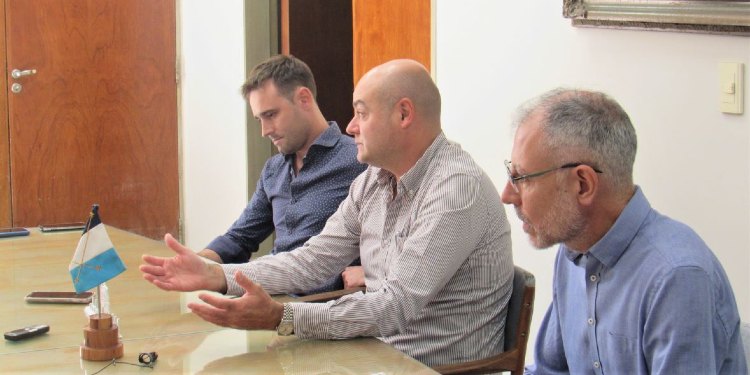 Raúl Reyes, Lucas Errazquin y Walter Lagos, en conferencia de prensa