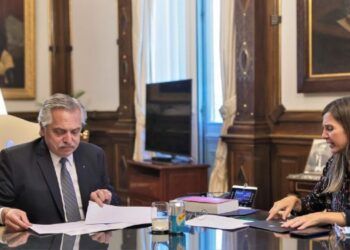 El Presidente Alberto Fernández junto a la Titular del ANSES, Fernanda Raverta