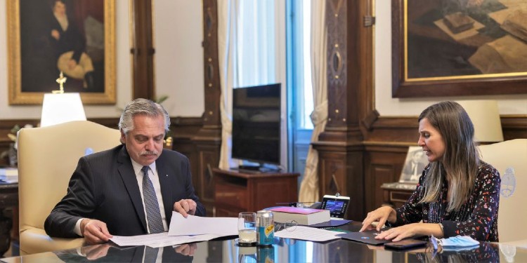 El Presidente Alberto Fernández junto a la Titular del ANSES, Fernanda Raverta