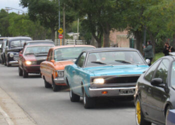 Exposición de autos clásicos y cicloturismo en el arranque de la Fiesta Provincial del Olivo