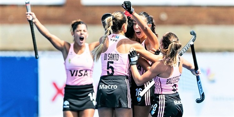 Las Leoncitas en la victoria 4 a 0 frente a Uruguay