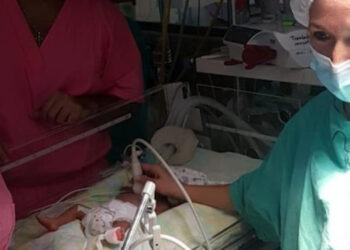 Operación de bebé en el hospital penna