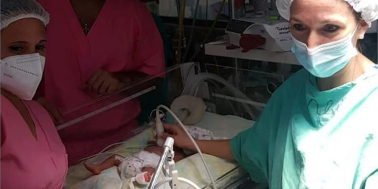 Operación de bebé en el hospital penna