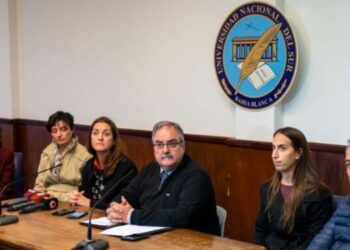 Candela Juan, Soledad Vela Gurovic, Verónica Ramírez Rigo, Javier Orozco, Nazareth Ceschi y Marcelo García Diéguez durante la presentación