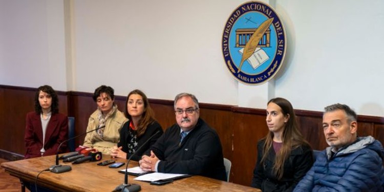 Candela Juan, Soledad Vela Gurovic, Verónica Ramírez Rigo, Javier Orozco, Nazareth Ceschi y Marcelo García Diéguez durante la presentación