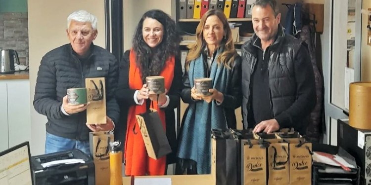 Alejandro Dichiara y Victoria Tolosa Paz visitando La Pigüense