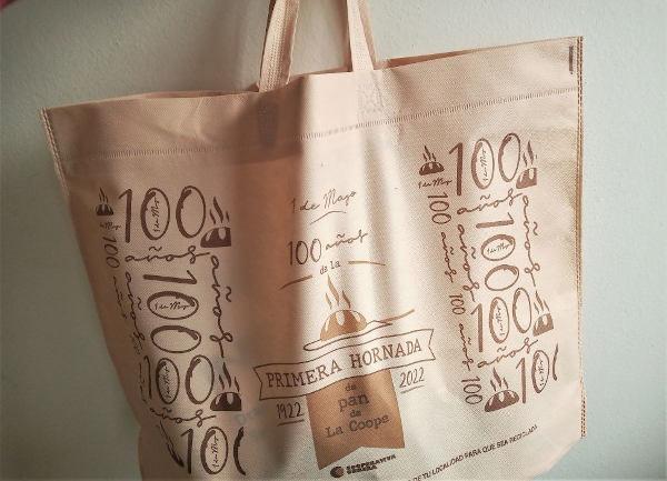 Bolsa de 100 años de pan de cooperativa obrera