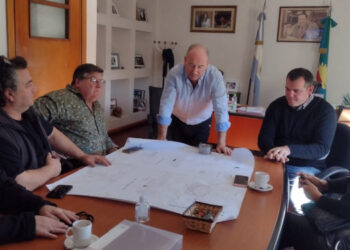 Marcos Fernández con vecinos de Sauce Grande