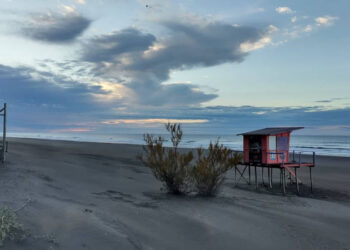 Playa cielo parcialmente nublado en Monte Hermoso