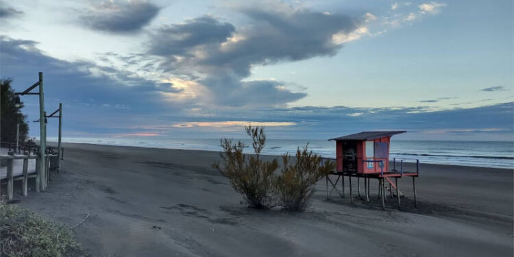 Playa cielo parcialmente nublado en Monte Hermoso