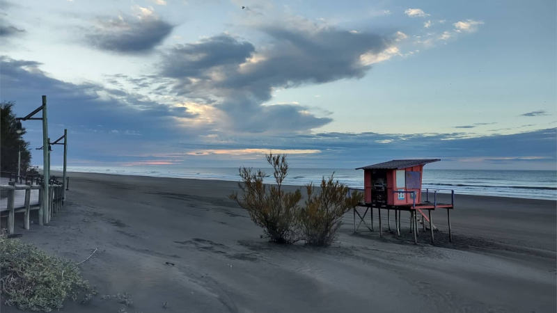 Playa cielo parcialmente nublado en Monte Hermoso