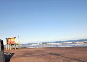 Cielo despejado en la playa