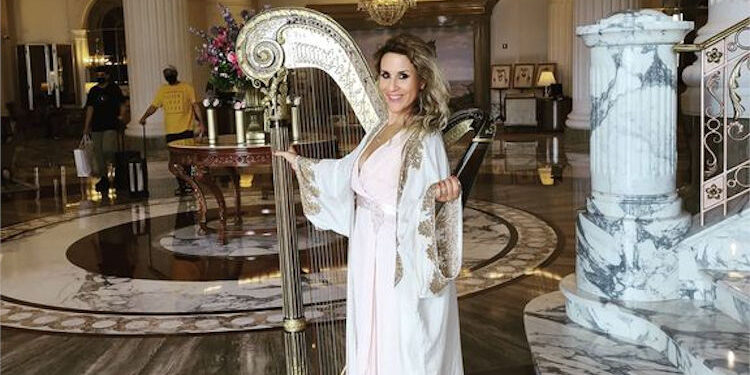 Alejandra Medrano arpista en Abu Dhabi