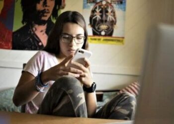 Chica con el teléfono