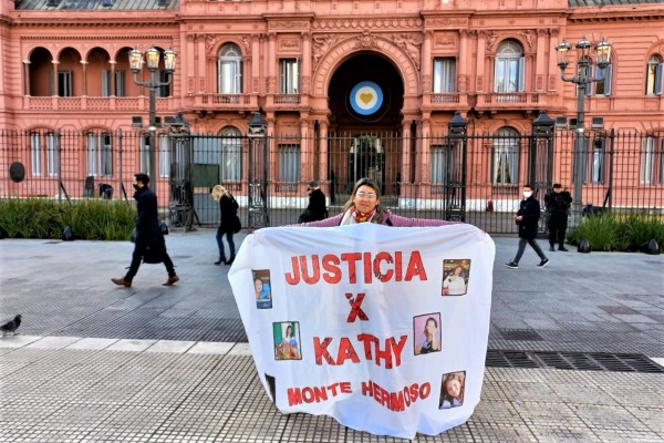 Familiares de Katherine Moscoso en un encuentro con el presidente de la Nación