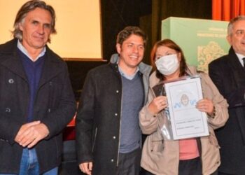 Axel Kicillof entregando escrituras en Coronel Dorrego