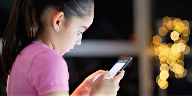 Niña con el teléfono