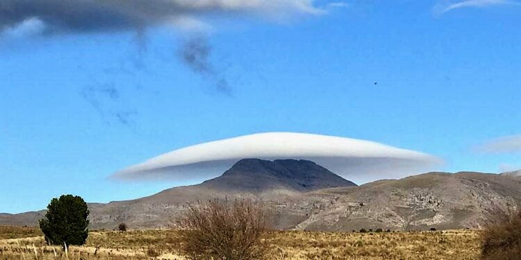 Nube lenticular en cerro Tres Picos