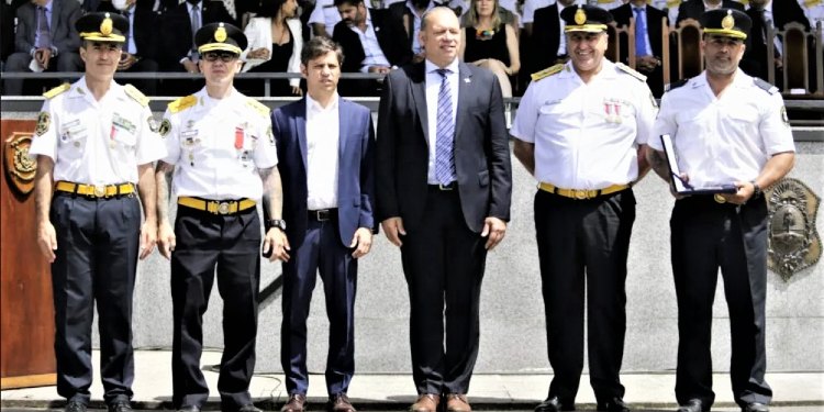 Axel Kicillof y Sergio Berni con Policias de la Provincia