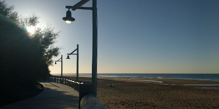 Cielo soleado en la playa