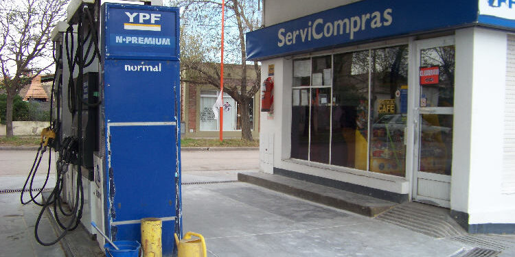 YPF de Monte Hermoso esquina Avenida Majluf