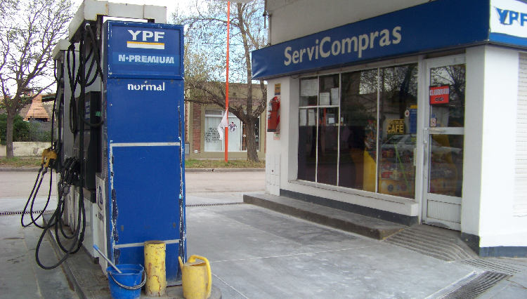 YPF de Monte Hermoso esquina Avenida Majluf