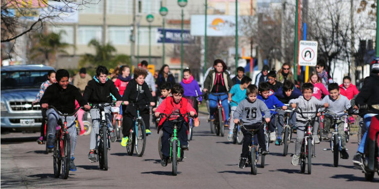 Bicicleteada familiar en Monte Hermoso vacaciones de invierno