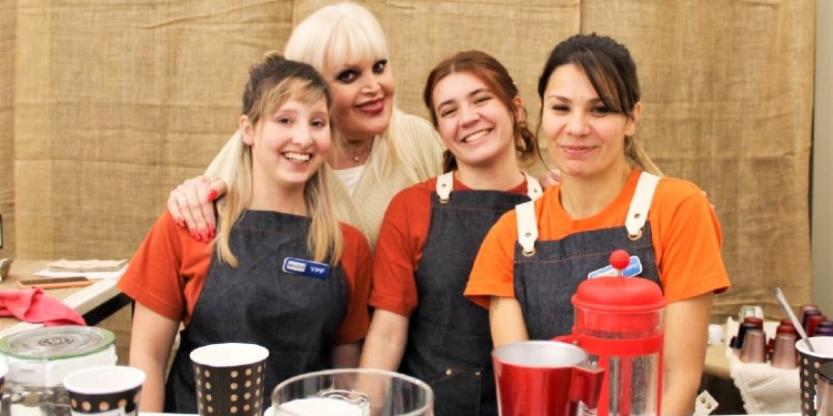 Florencia Boboskich, Guadalupe Llerandi y Miranda García Urristi, junto a Bárbara Amonarraiz