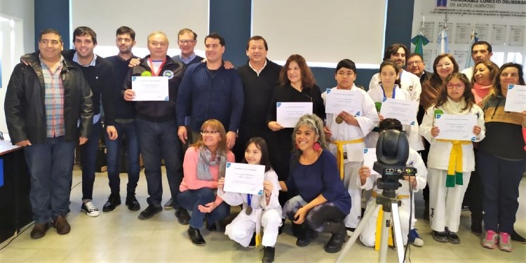 Jóvenes deportistas en el Concejo Deliberante